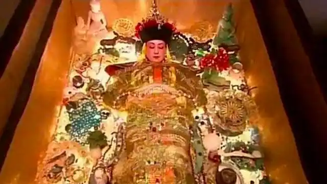 1928年孙殿英盗墓,令妃尸体尚未腐烂,出土尸骨揭开真正死因