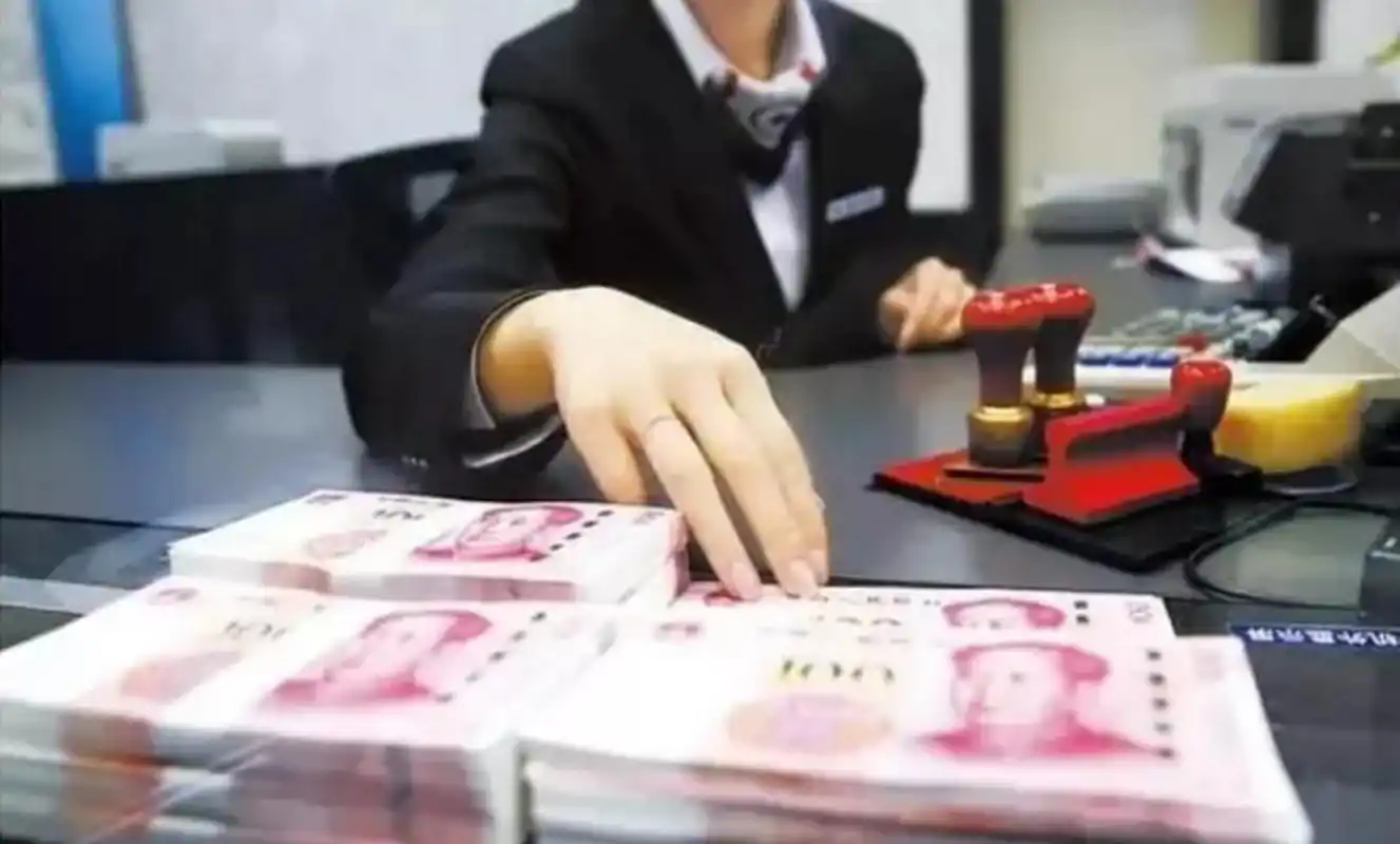 重庆武隆,一女子来到银行柜台取钱,不料银行工作人员一时失误,竟把