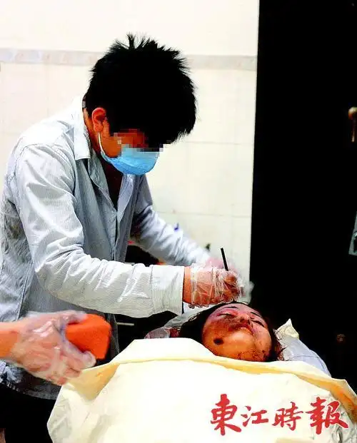 死人尸体殡仪馆场面