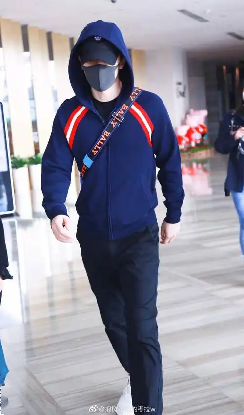 那年今日|邓伦长沙飞上海出发 休闲运动风演绎机场时尚