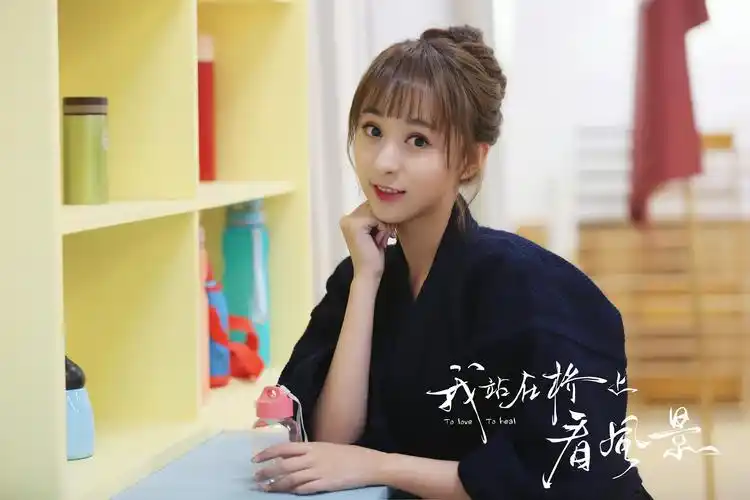 宋奕星亮相《我站在桥上看风景》发布会 清新气质惹人称赞