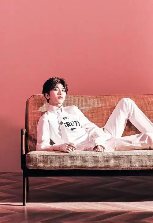 240218蔡徐坤粉色写真引网友热议吸睛实力不容小觑