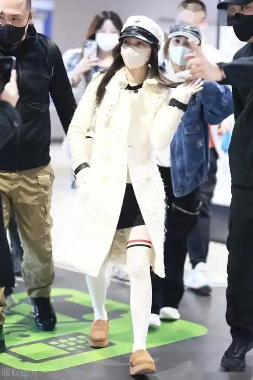街拍:张韶涵白色大衣 小腿袜活泼可爱_成都_四川_机场