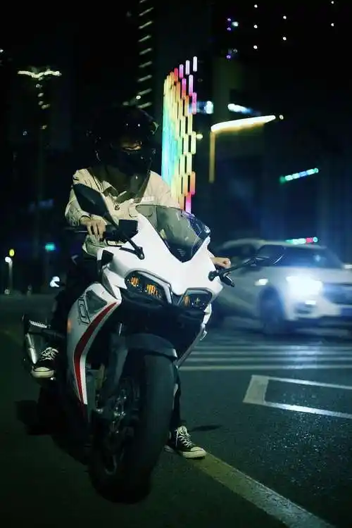 七秒_的写真摄影作品《机车男孩》