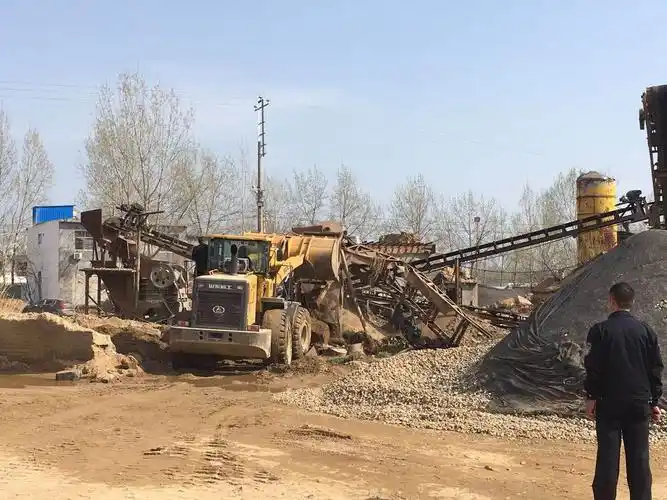 行政执法局等部门配合新店乡开展沙场专项整治