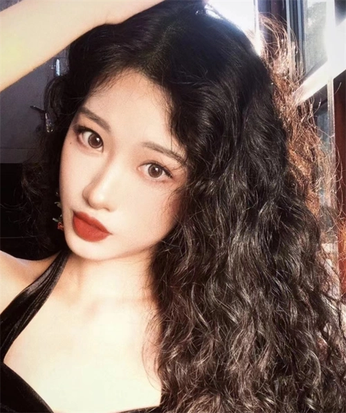 2023年流行卷发趋势 浪漫复古港风发型_女生卷发 - 美发站