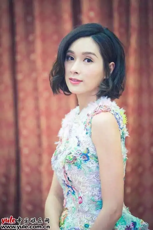 杨恭如亮相"影响力"红毯 俏皮短发少女感十足