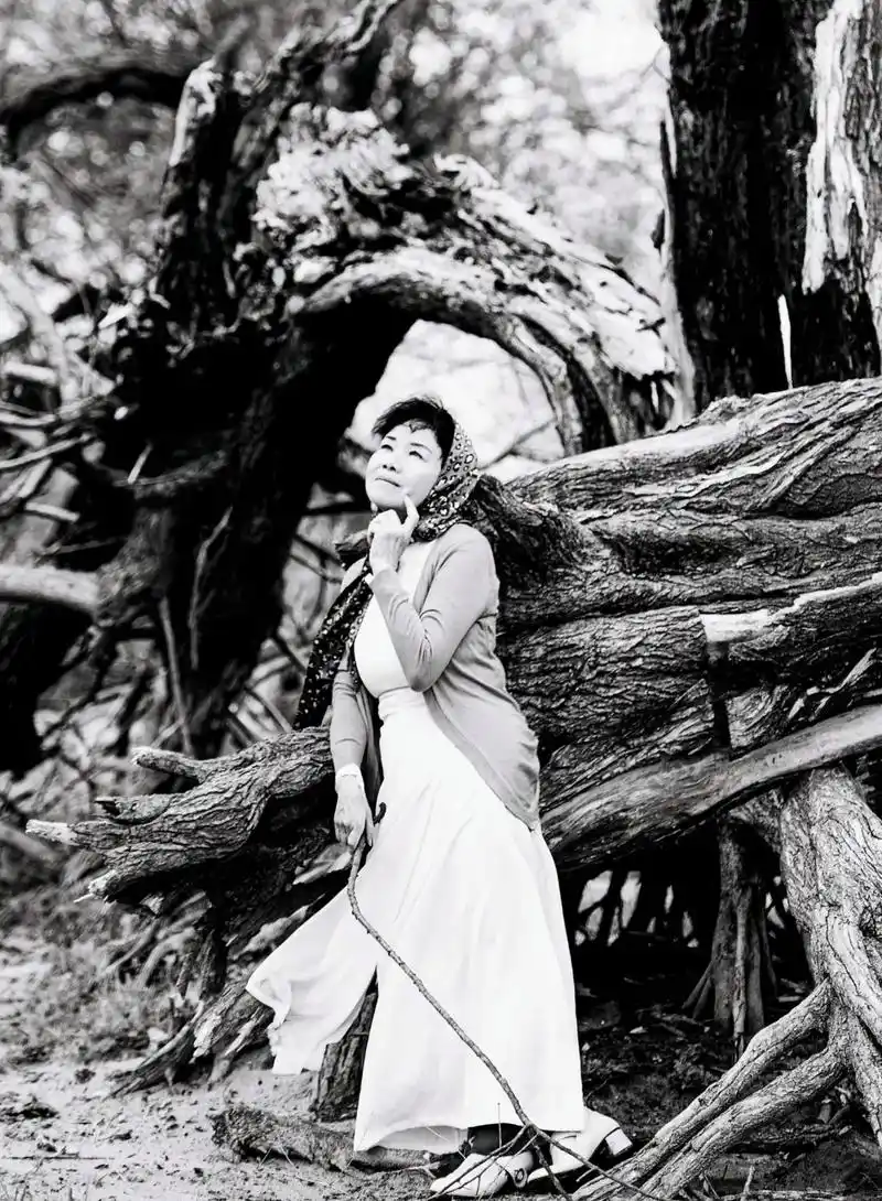 人的一生一晃而过,除了欢乐,仍留下许多愁怅,失落.生活毕竟太 - 抖音