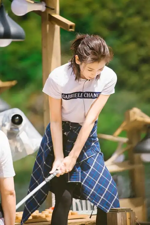 《亲爱的客栈》运动比赛 刘涛穿紧身衣玩吊环瑜伽