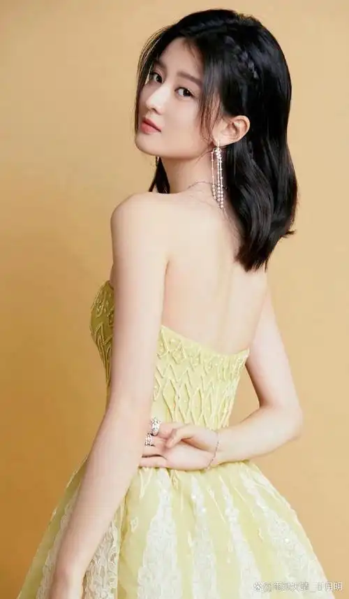 90后美女明星乔欣清新脱俗,给人一种亲切可爱的邻家女孩的感觉