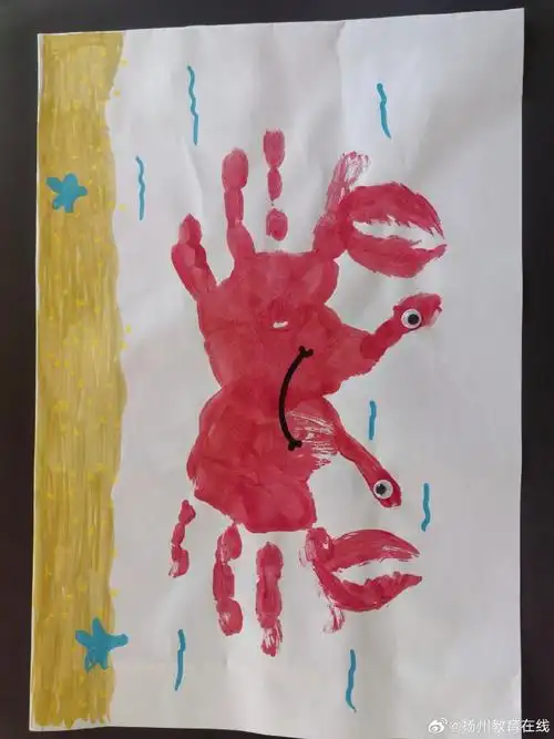 曹甸镇中心幼儿园小班的宝宝们唱着儿歌,卷起衣袖,自选色彩,张开五指