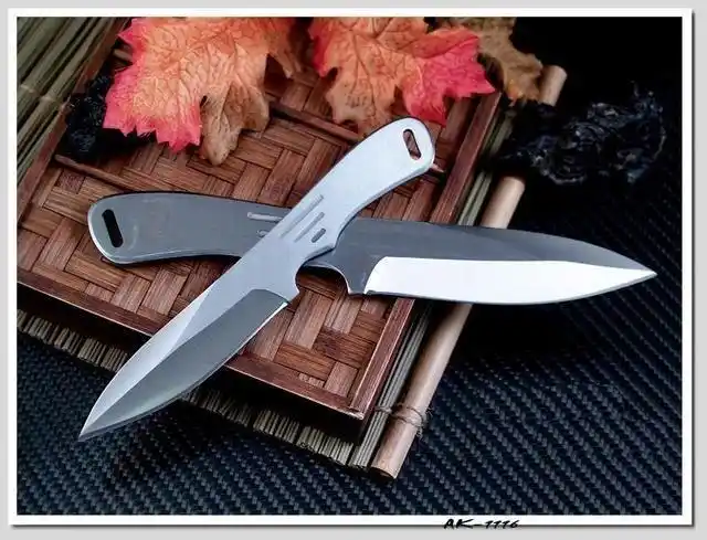 飞刀,刀身上锐,刃薄如纸,呈柳叶状,长约25厘米,又称"柳叶刀".