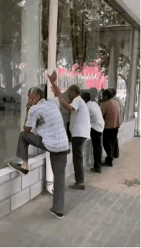 搞笑幽默动图:打扮得这么漂亮,不过看表情应该是相亲不太顺利|猴哥