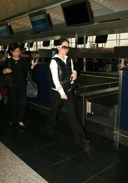 林凤娇淡妆也挺有韵味的收腰衬衫配拖地裤身材不高但挺显气质