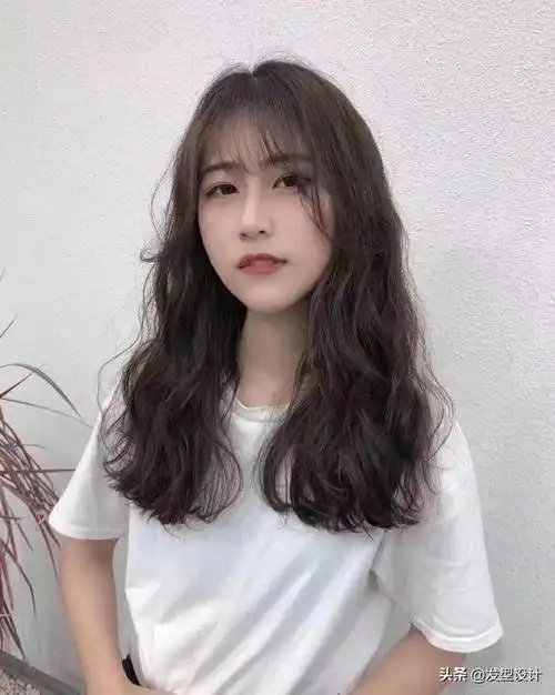 中长发气垫烫什么发型好看(今年流行减龄全头烫发型)(22)