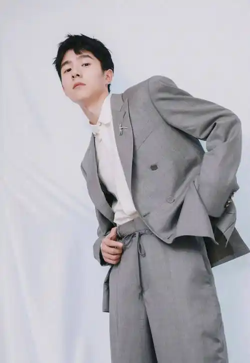 刘昊然外型高挑帅气,以《北京爱情故事》,《琅琊榜之风起长林》等作品