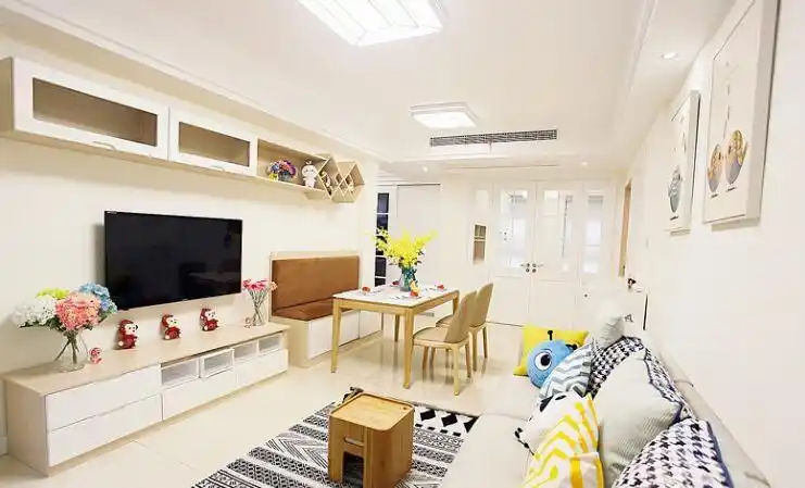 客餐厅以白为主轴,去除多余的装饰,再添加沉稳的家具颜色搭配亮色的挂