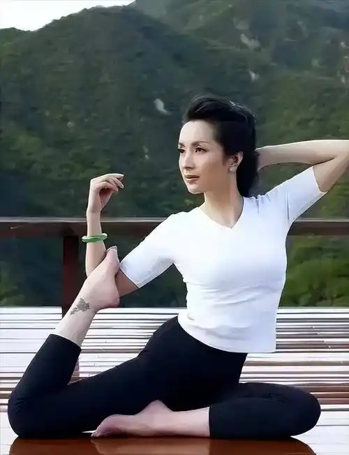 原创汤灿消失几年后重返舞台49岁的她跟之前判若两人手上钻戒抢眼