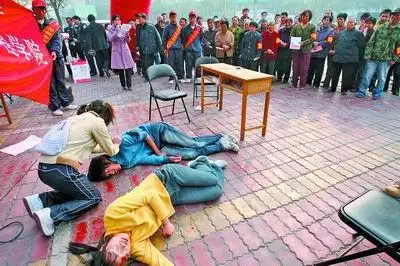 他们以情景剧的形式,讲述了一个家庭因为吸毒导致"家破人亡"的故事