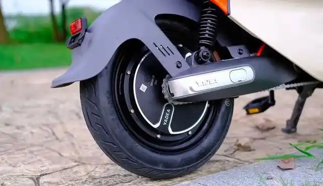 动力方面,雅迪vfly l100 max属于新国标电动车自行车,电机是雅迪自研