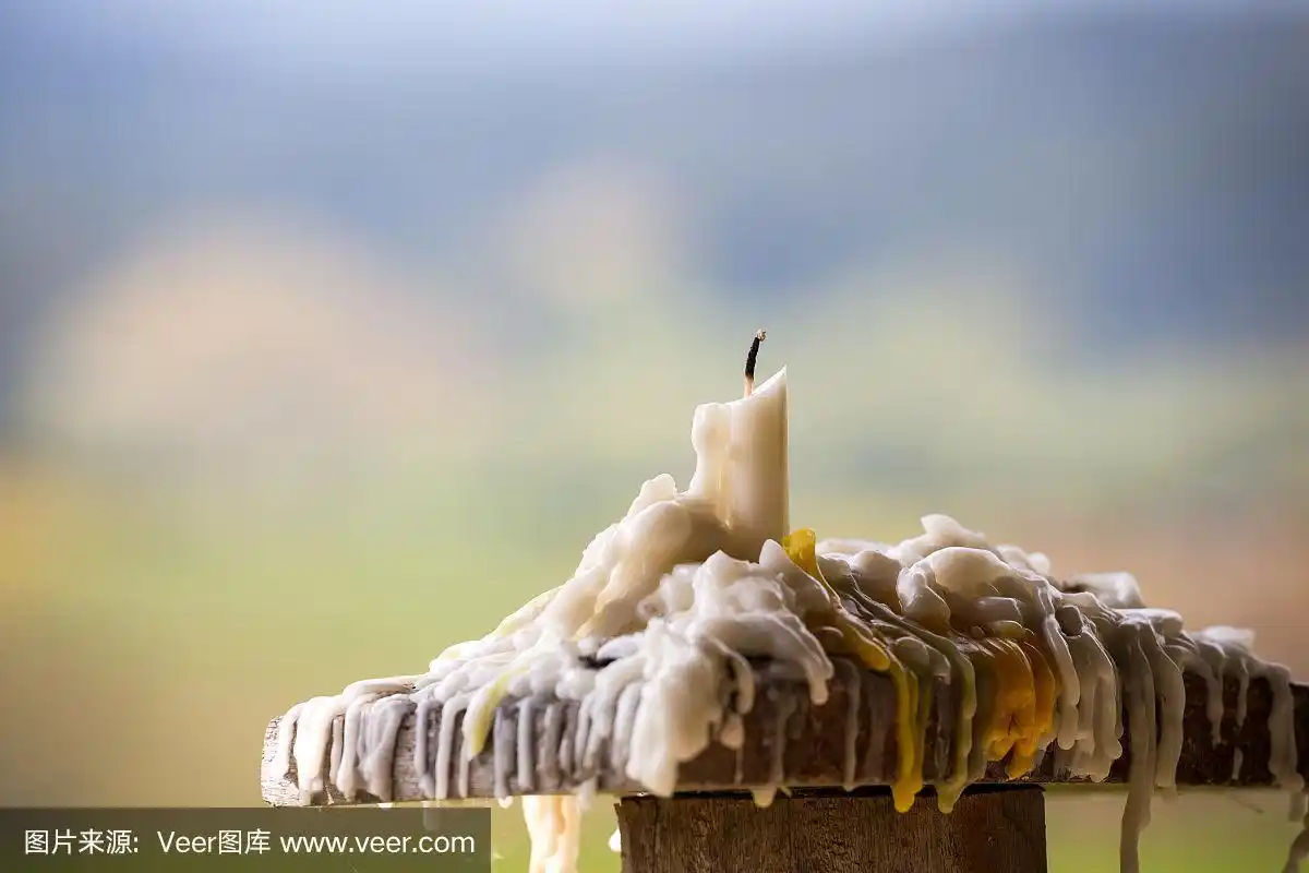 蜡烛融化在木杆上