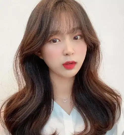 s卷中长发本就很女神,发尾加入内扣卷,制造出厚重的发量.