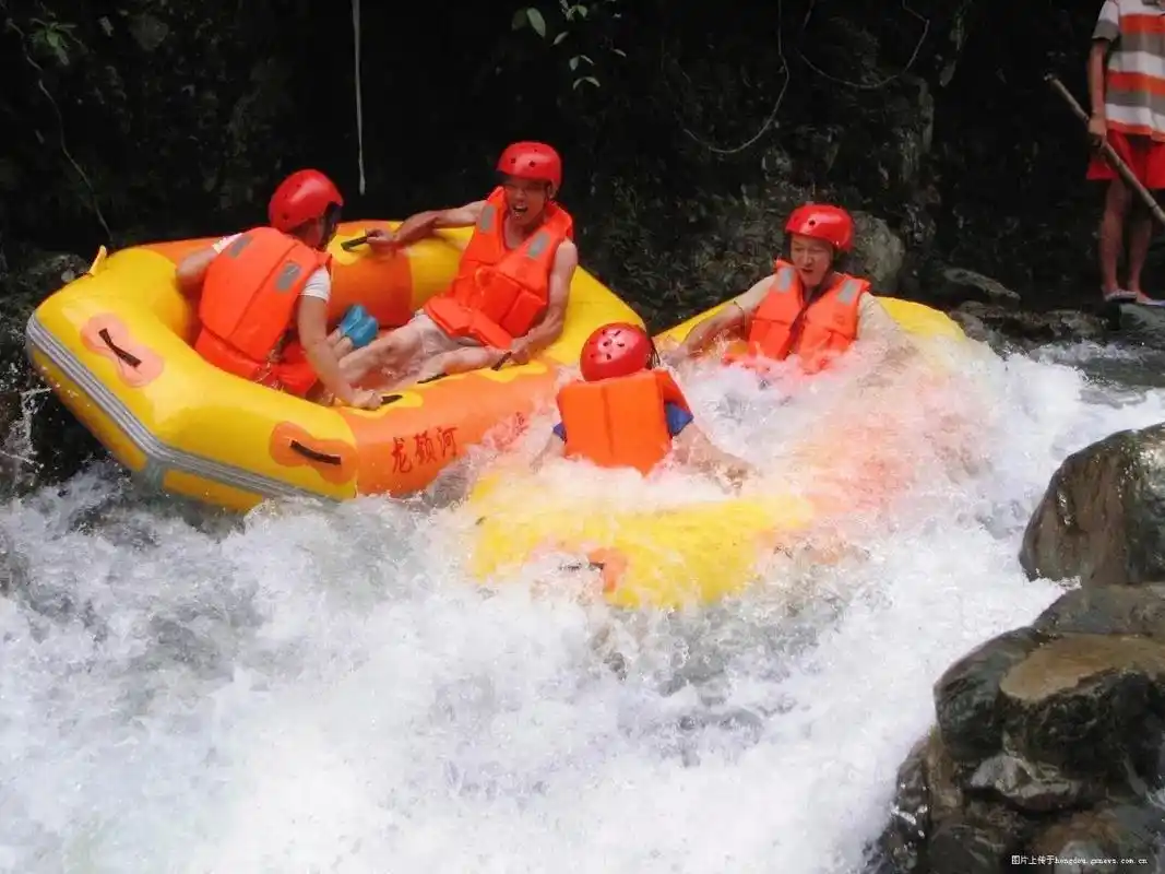 桂林阳朔龙颈河漂流.