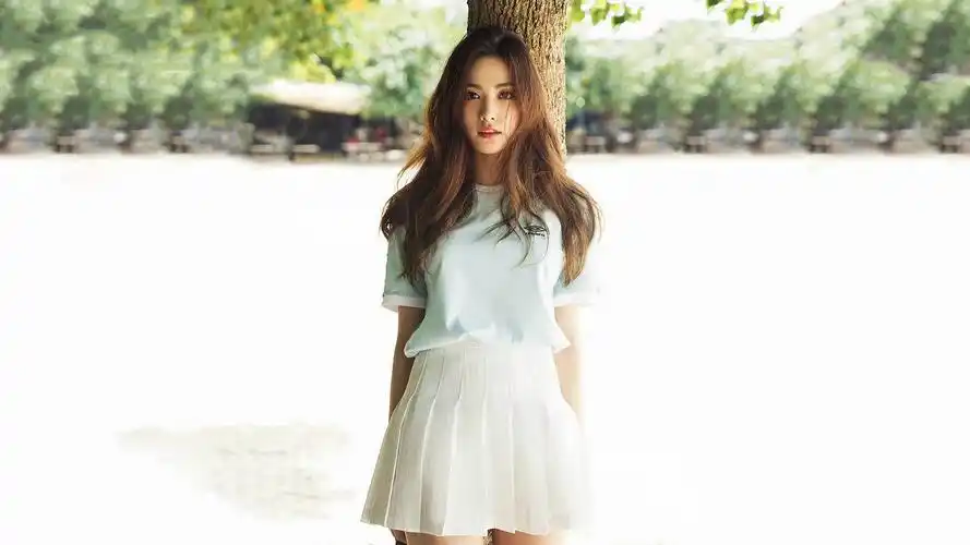 林珍娜清纯背靠树美女桌面壁纸