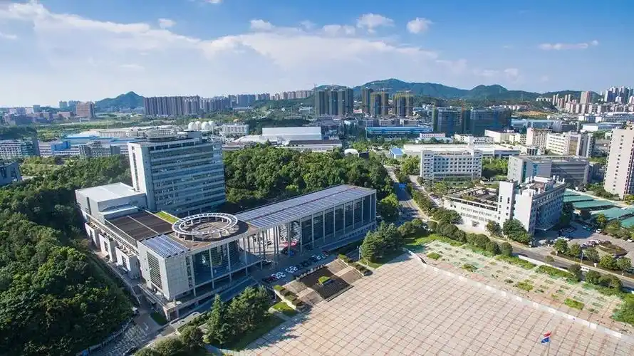 提气今天长沙晚报头版头条重磅报道麓谷高质量发展