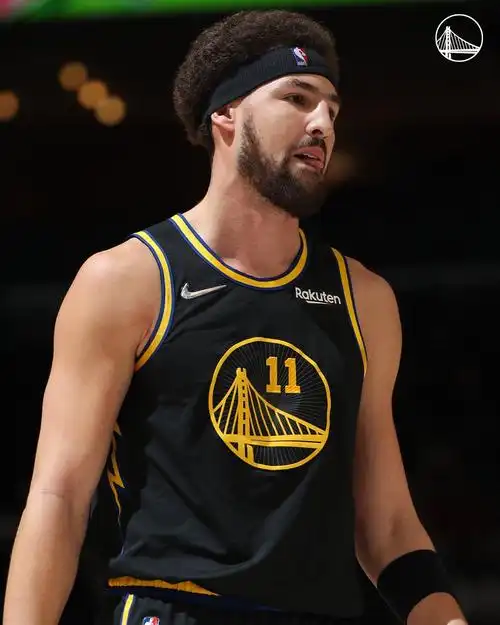 汤普森跟女裁判撞个满怀双双倒地,两人击掌克莱暖心_第三节_1_nba