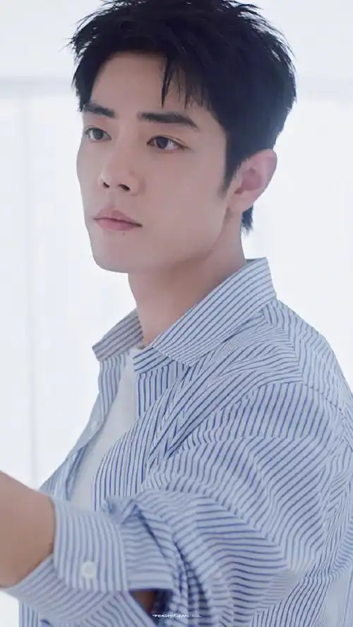 肖战条纹衬衫造型##肖战蓝色条纹衬衫造型