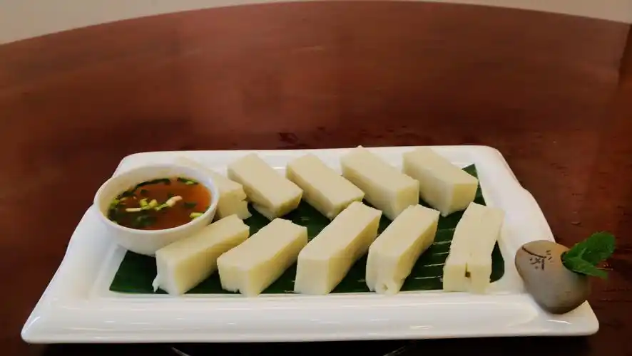 作品照片:作品介绍:原料:罗城本地香米 百糕是仫佬族人的传统小吃,糕