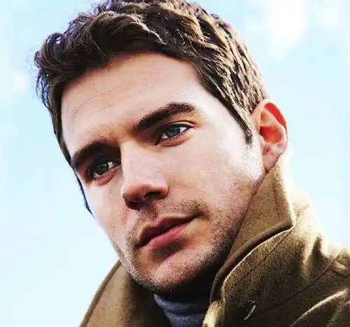 亨利卡维尔宣布恋情亨利卡维尔个人资料24厘米是什么