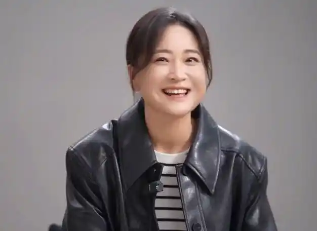 贾玲都敢露大腿了烫波浪卷穿晚礼服腰肢纤细好漂亮