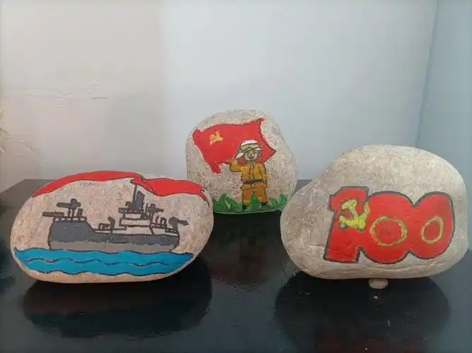 近日,衡水市消防救援支队饶阳大队以党史为题材创作的石画作品,引起了