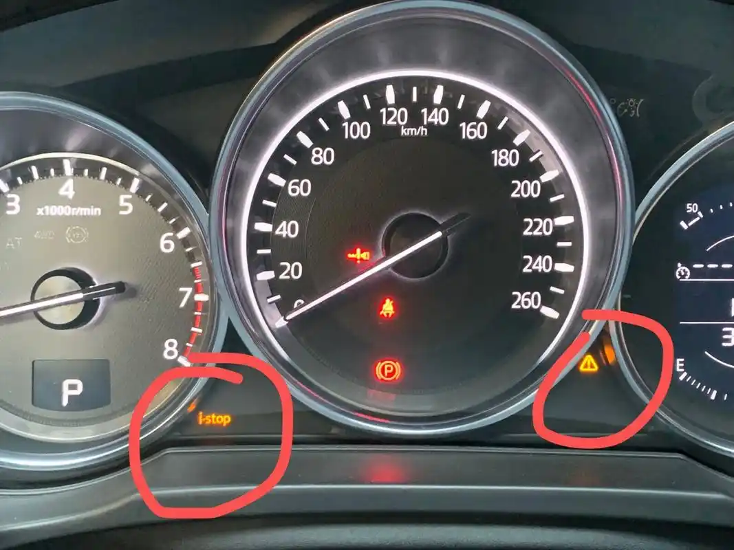 马自达cx5  i-stop灯和三角形感叹灯黄灯了 我圈起来的这两个灯 偶尔