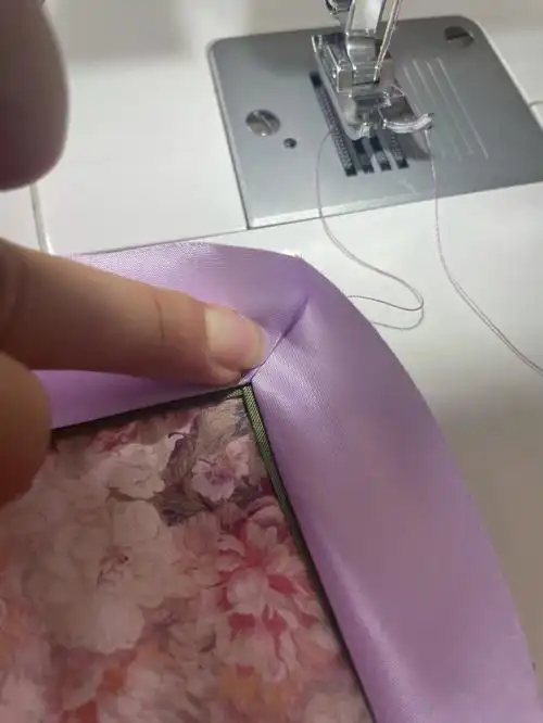 5cm直线交点处,在滚边上先标记一个点,如图2蓝色点;2.