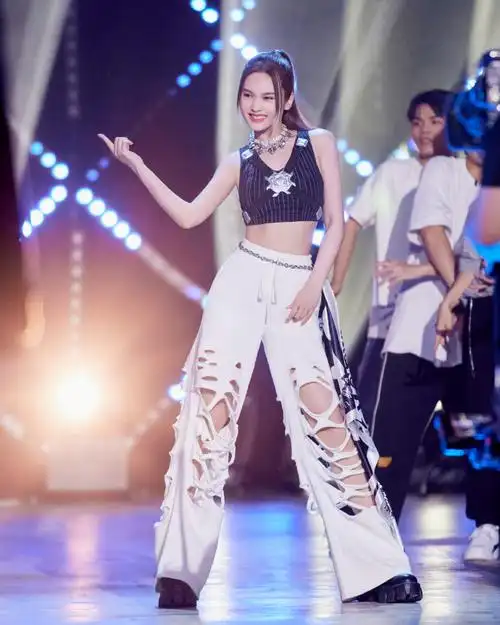 杨丞琳舞台上大秀马甲线白色刘海挑染吸睛