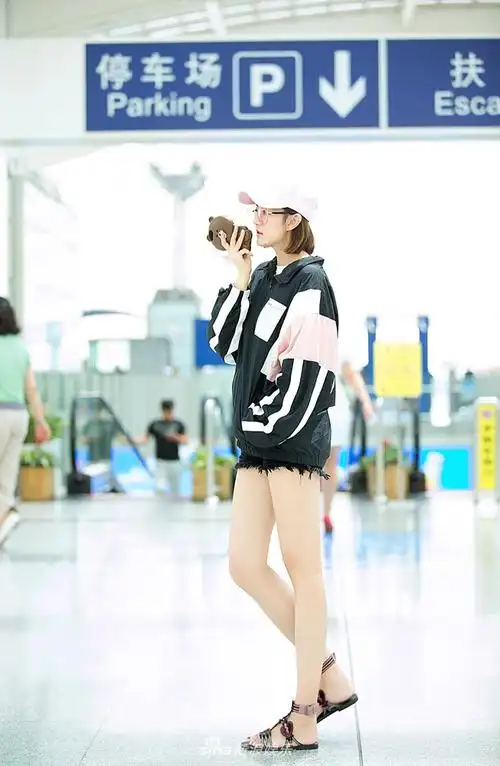 组图:长腿美女牟星清新出街 吃货属性暴露软萌可爱