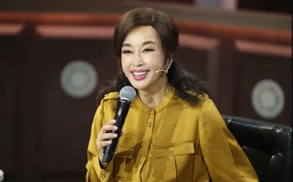 又换脸?刘晓庆未修图太真实,面容又成焦点,笑起来表情僵硬