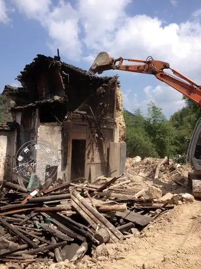 里南乡党员干部拆除"一户多宅"老房子