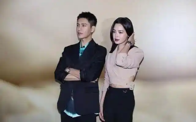 辛芷蕾回老家参加亲弟婚礼打扮低调颜值在线与新娘热聊感情好