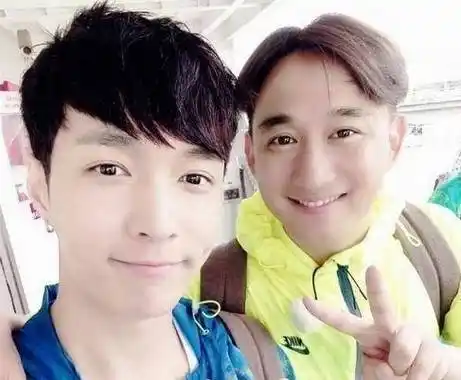 孙红雷获"综艺新人奖",被张艺兴调侃,送句很老的祝福可还行?