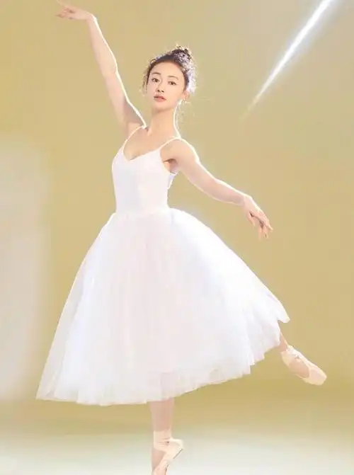 "魏璎珞"吴谨言跳芭蕾照曝光 舞姿优美身材纤瘦