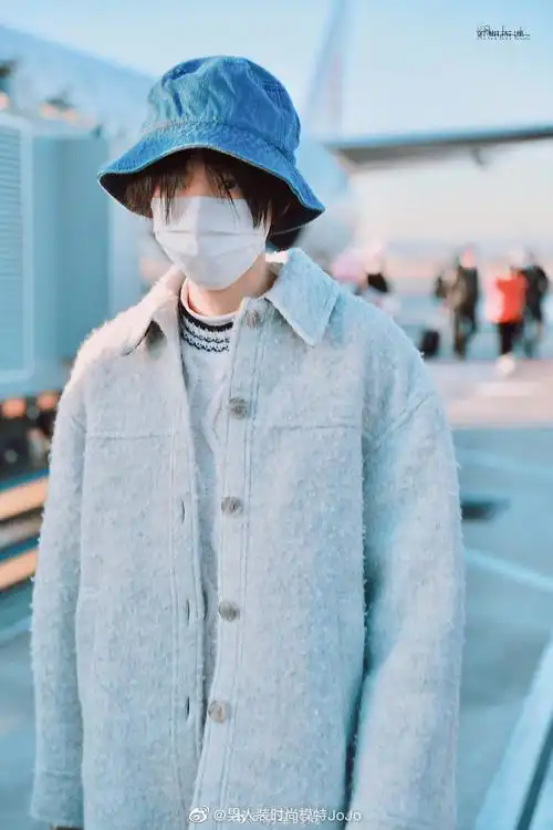 王俊凯#最新机场照,渔夫帽和牛仔裤的颜色呼应得很好,阳光下小凯敌侣