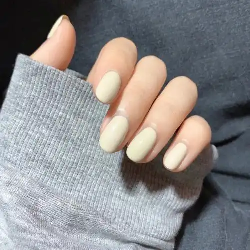 海底捞奶fu奶fu的白色美甲