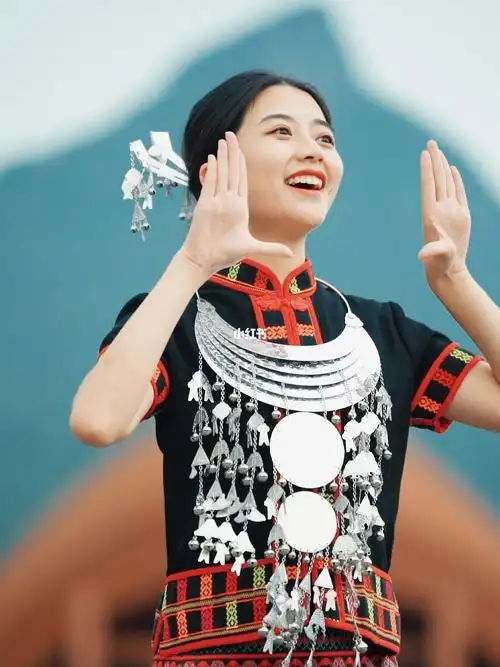 ps: 黎族服装来自@布黎布舍黎族服饰:黎族妇女穿对襟无领衣,着筒裙