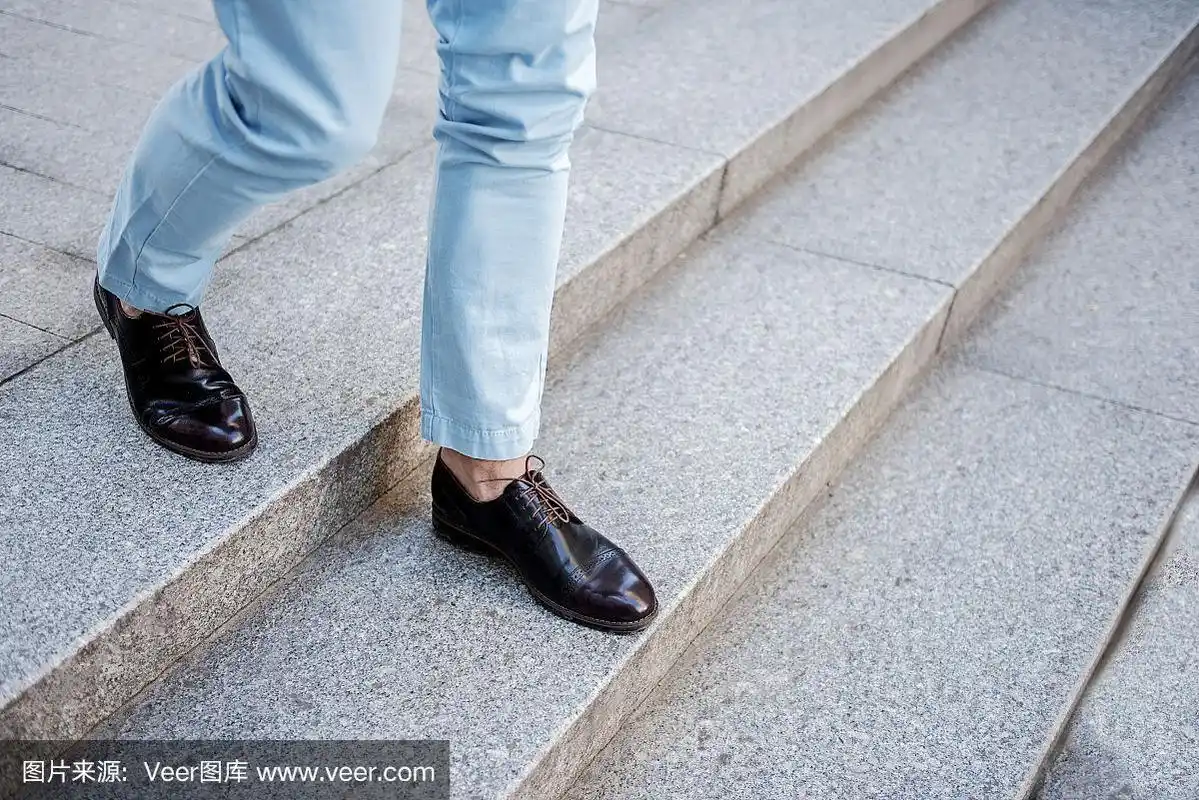 积极时尚的男性走上台阶