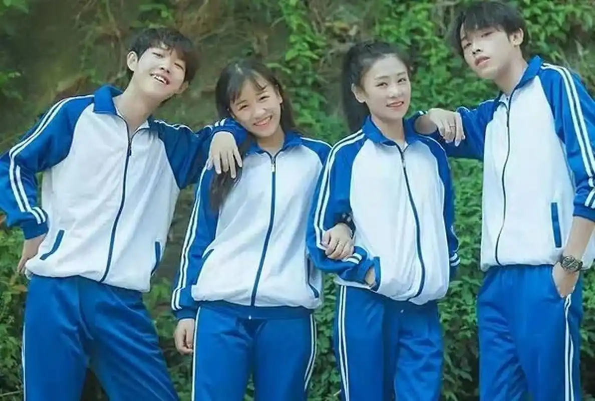 90年代初中校服的"回忆杀"  随着经典与情怀的融合注入,新一波回忆杀