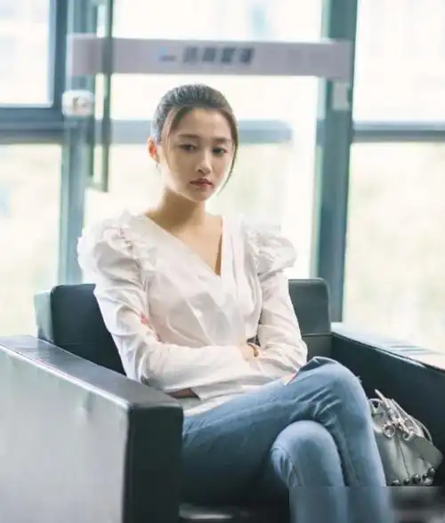 鹿晗管不住关晓彤将薄纱裙穿出透光感哪个男人看了能顶得住